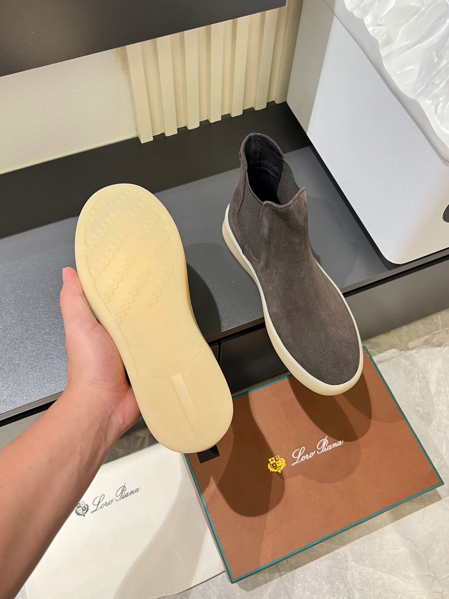 p440 Loro Piana's new niche winter men's mid-top shoes are shipped! The fabric is made of mercerized cowhide imported from Italy, with a sheepskin lining, which is comfortable, breathable and not stuffy to the feet. The outsole is made of natural rubber, which is wear-resistant and non-slip! Size: 38-44 (45.46.)